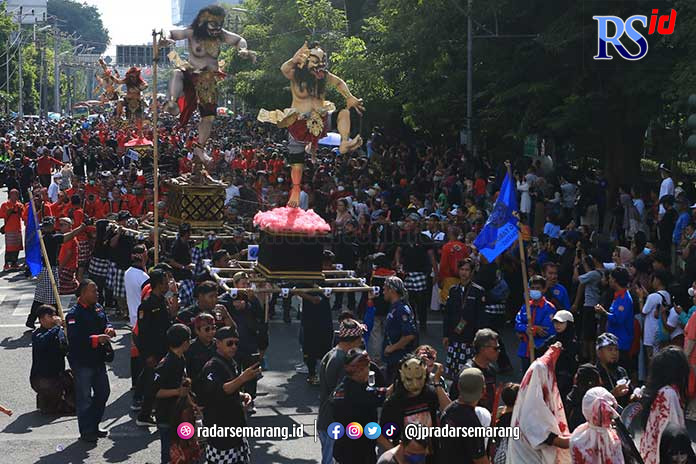 Ribuan warga menyaksikan pawai ogoh-ogoh dan karnaval seni budaya dengan rute balai kota, Jalan Pemuda, Tugu Muda, Jalan Pandanaran, dan Simpang Lima, kemarin. (NUR CHAMIM/JAWA POS RADAR SEMARANG)
