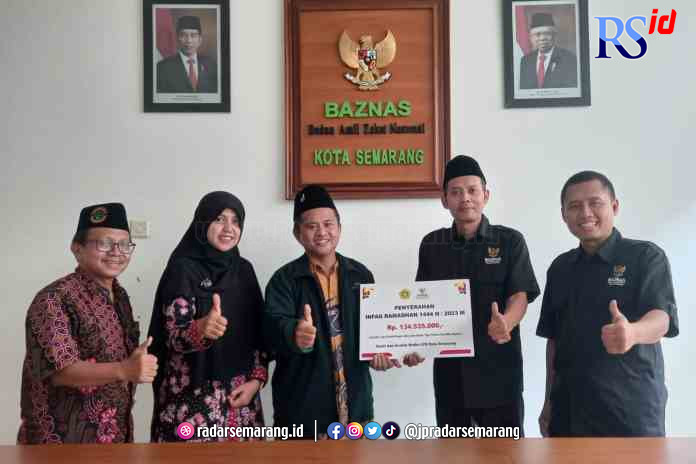 INFAK LPQ: Ketua UPZ Badko LPQ Kota Semarang H Abdul Jawad RD secara simbolis menyerahkan uang infak santri dan asatidz kepada Kepala Pelaksana Baznas Kota Semarang M Asyhar, Rabu (17/5). (ISTIMEWA)