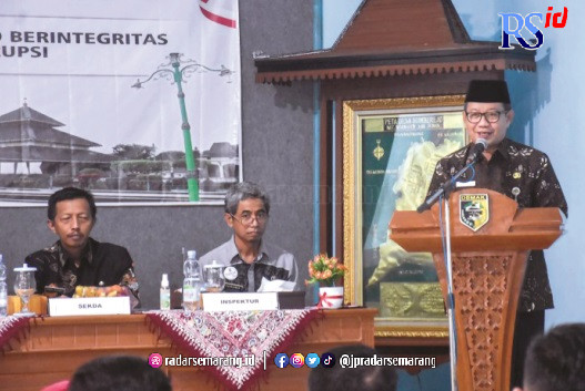 DESA ANTI KORUPSI : Wabup KH Ali Makhsun mengisi bintek anti korupsi di Desa Sumberejo, Kecamatan Mranggen. (Wahibpribadi/jawa pos radar semarang)