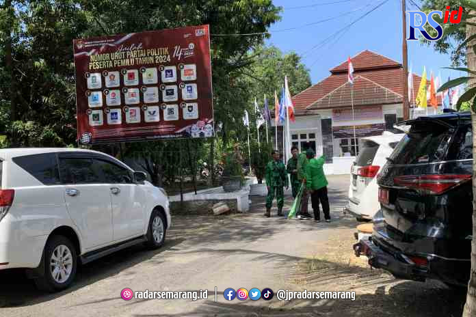 FASILITAS NEGARA : Mobil dinas Fortuner hitam berplat merah yang dipakai untuk mendaftar caleg terparkir di halaman kantor KPU Kendal. (DEVI KHOFIFATUR RIZQI/ JAWA POS RADAR SEMARANG)