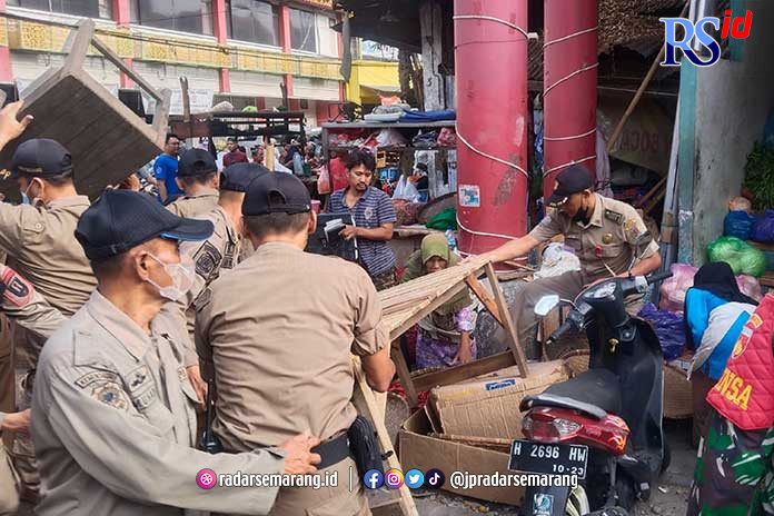 Petugas Satpol PP Kota Semarang saat melakukan penertiban PKL liar di sepanjang Jalan Kranggan hingga Pasar Kanjengan, Senin (29/5). (ADENNYAR WYCAKSONO/JAWA POS RADAR SEMARANG)
