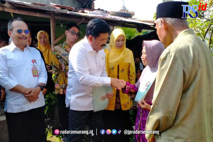 Menteri ATR/BPN Hadi Tjahjanto ketika menyerahkan sertifikat tanah dari program PTSL langsung kepada warga Kemplong, Wiradesa, Kabupaten Pekalongan, Rabu (10/5).(NANANG RENDI AHMAD/JAWA POS RADAR SEMARANG)