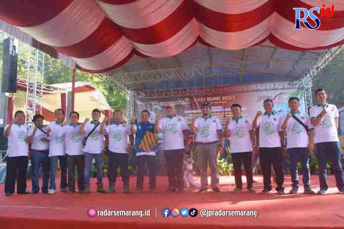 BERI PENGHARGAAN GMP : Asisten Ekonomi dan Pembangunan Pemprov Jateng Sujarwanto Dwiatmoko memberikan penghargaan kepada penambang yang sesuai kaidah GMP dan mengukuhkan Paguyuban Penambang Slamet Selatan (PPSS) saat puncak Hari Bumi 2023 Provinsi Jateng