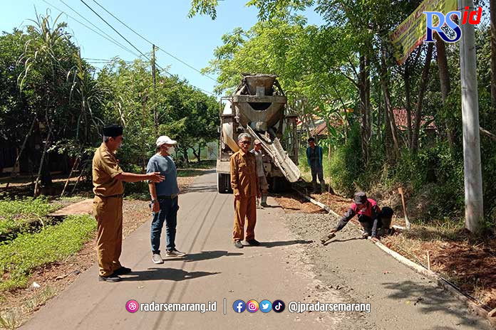 HB Rasiman (topi putih) bersama Camat Gringsing Adhi Bhaskoro dan Kadis PUPR Nursito saat melihat pelebaran jalan di Desa Lebo, Kecamatan Gringsing, Senin (15/5). (RIYAN FADLI/JAWA POS RADAR SEMARANG)