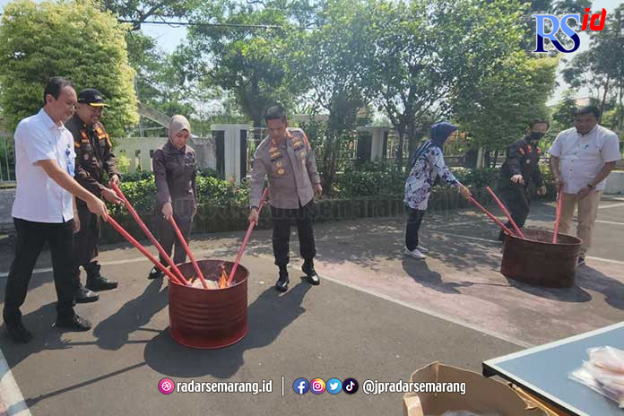 Kepala Kejari Kabupaten Pekalongan Feni Nilasari bersama petinggi Polres Pekalongan memusnahkan BB, Rabu (24/5) lalu. (Istimewa) 