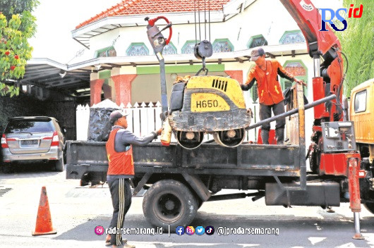 PERBAIKAN: Pekerja dari DPUPR Kota Pekalongan melakukan perbaikan. (Lutfi Hanafi/Jawa Pos Radar Semarang)
