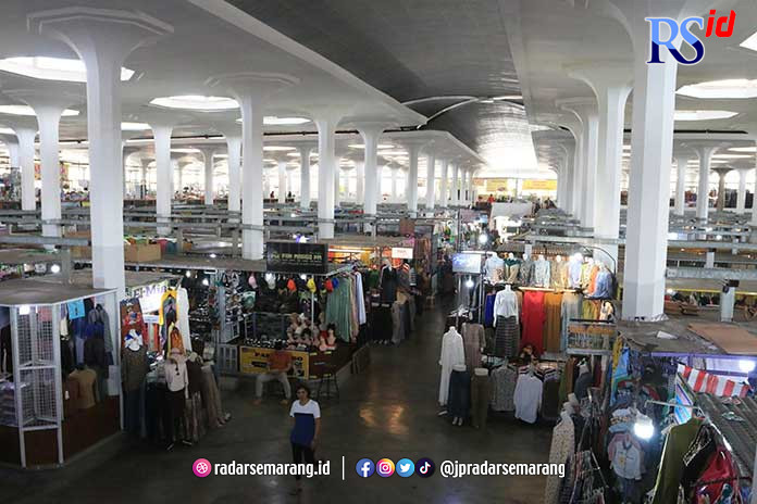 Pasar Johar Baru mulai Juni mendatang akan buka sampai malam pukul 21.00. Perpanjangan operasional untuk memberikan kelonggaran kepada pedagang dan pembeli. (NUR CHAMIM/JAWA POS RADAR SEMARANG)