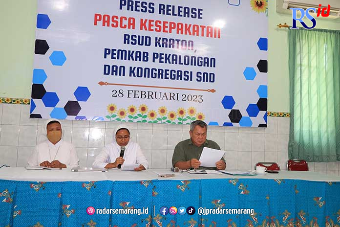 Kepala Kesusteran Santa Bunda Maria Kharita dan kuasa Hukum Chandera saat memberikan keterangan terkait lahan RSUD Kraton, Kamis (25/5). (Lutfi Hanafi/Jawa Pos Radar Semarang)