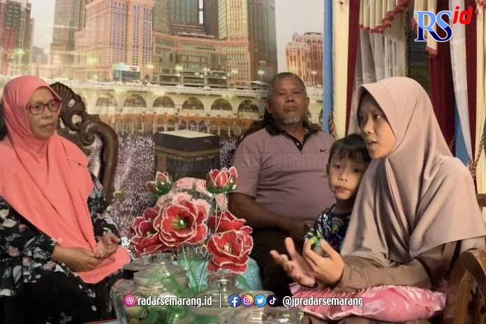 Melinda Retno Diningrum bersama kedua orang tua dan adiknya menceritakan pengalamannya terjebak perang Sudan. (ADDIN ALFATH/ JAWA POS RADAR SEMARANG)