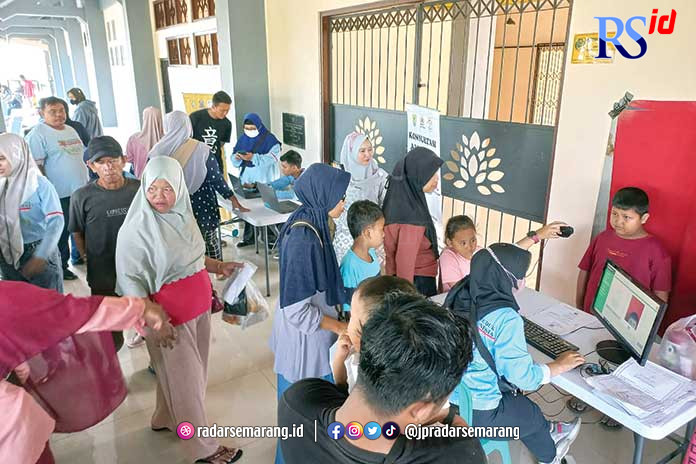 Sejumlah warga mendatangi pelayanan Sunday Service Morning di halaman Stadion Utama Kendal. (BUDI SETIYAWAN/JAWA POS RADAR SEMARANG)