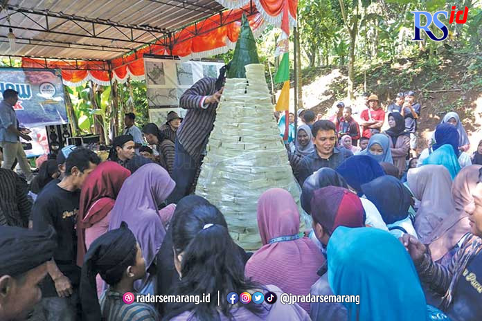 Warga mengunjungi Agro Ceko Park berebut mengambil getuk raksasa usai arak-arakan. (Istimewa)