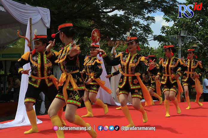 Mahasiswa Unnes berlenggak-lenggok di atas panggung di kawasan Maerokoco, Semarang Barat, menari bersama masyarakat dalam memperingati hari tari sedunia Sabtu (29/4) kemarin. (NUR CHAMIM/JAWA POS RADAR SEMARANG)