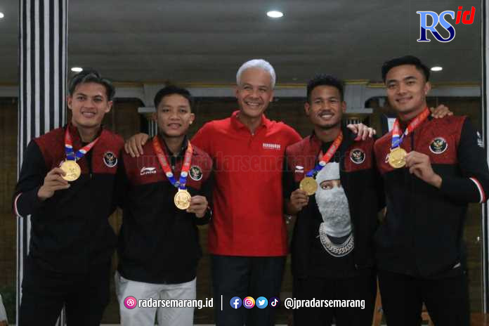 Empat pemain timnas saat bertemu Gubernur Jateng Ganjar Pranowo di rumah dinas Puri Gedeh. (NURCHAMIM/JAWA POS RADAR SEMARANG)