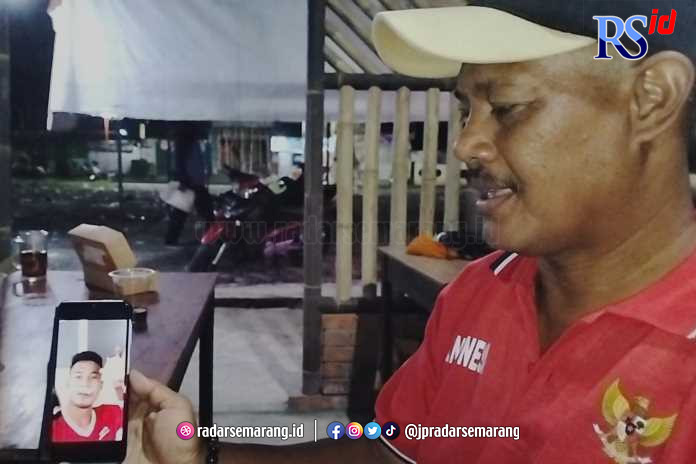 Yuni Puji Istiyono saat melakukan video call dengan Bagas Kaffa bek kanan Timas Indonesia di SEA Games 2023 Kamboja, Selasa (16/5) malam. Inzet: Bagas Kaffa. (ROFIK SYARIF/JAWA POS RADAR SEMARANG)