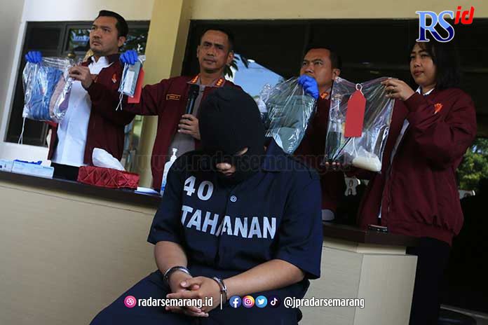Tersangka Ahmad Nasir saat gelar perkara di Mapolrestabes Semarang, kemarin. (NURCHAMIM/JAWA POS RADAR SEMARANG)