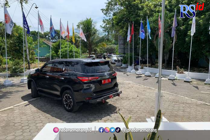 Mobil dinas warna hitam berplat merah yang dipakai untuk mendaftar caleg terparkir di halaman kantor KPU Kendal. (DEVI KHOFIFATUR RIZQI/ JAWA POS RADAR SEMARANG)