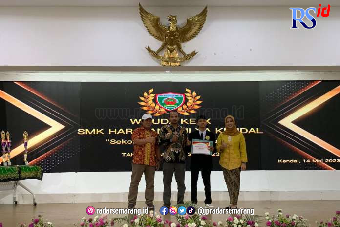 Direktur PT Winet Transvision Imam Supriyitno saat memyerahkan beasiswa kepada siswa SMK Harapan Mulya Kendal. (DEVI KHOFIFATUR RIZQI/ JAWA POS RADAR SEMARANG)