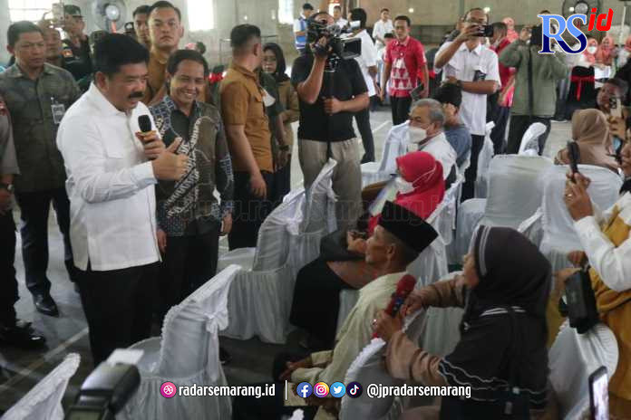Menteri ATR/BPN meninjau proses pembayaran uang ganti rugi proyek Tol Jogjakarta-Bawen di Desa Kandangan. (NURFAIK NABHAN/Jawa Pos Radar Semarang)