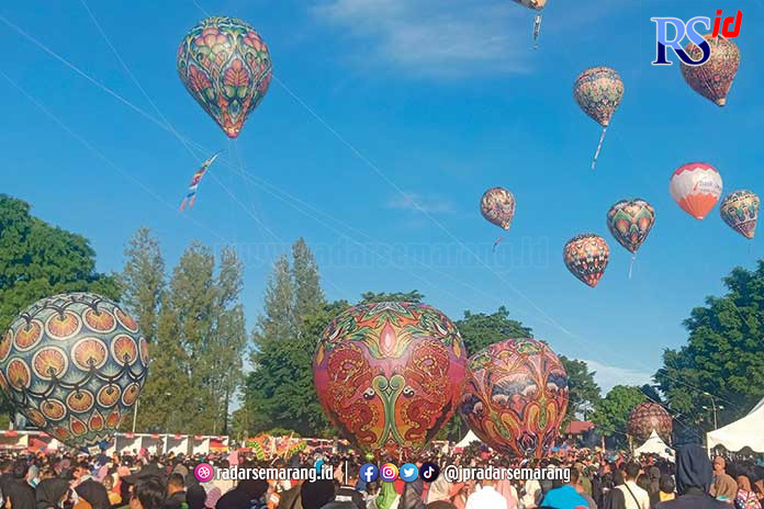 Puluhan balon udara menghiasi langit Alun-alun Wonosobo Minggu (30/4). (Sigit Rahmanto/Jawa Pos Radar Semarang)&nbsp;