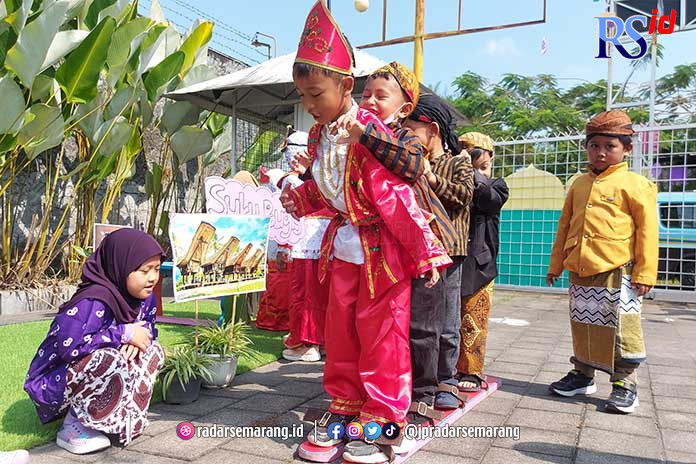 Peserta didik TK dan PG Bias Muntilan mendapat pengalaman belajar mengenal ragam budaya Indonesia, Kamis (18/5). (PUPUT PUSPITASARI/JAWA POS RADAR SEMARANG)