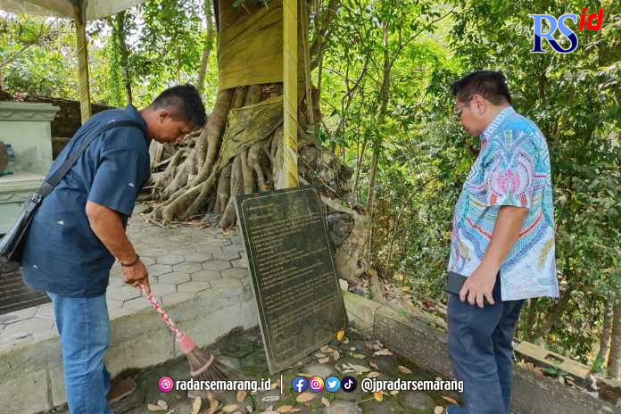 Ketua DPD II Walubi Jawa Tengah, Tanto Sugito Harsono bersama masyarakat membersihkan Wihara Shima 2500 Budhha Jayanti. (KHAFIFAH ARINI PUTRI/JAWA POS RADAR SEMARANG)