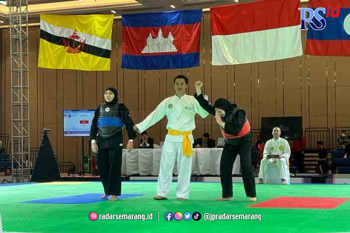 RAIH EMAS: Safira Dwi Meilani menangis haru setelah dinyatakan menang saat laga final cabor pencak silat di ajang  SEA Games Kamboja. (kanan) Safira Dwi Meilani. (DOKUMENTASI PRIBADI)
