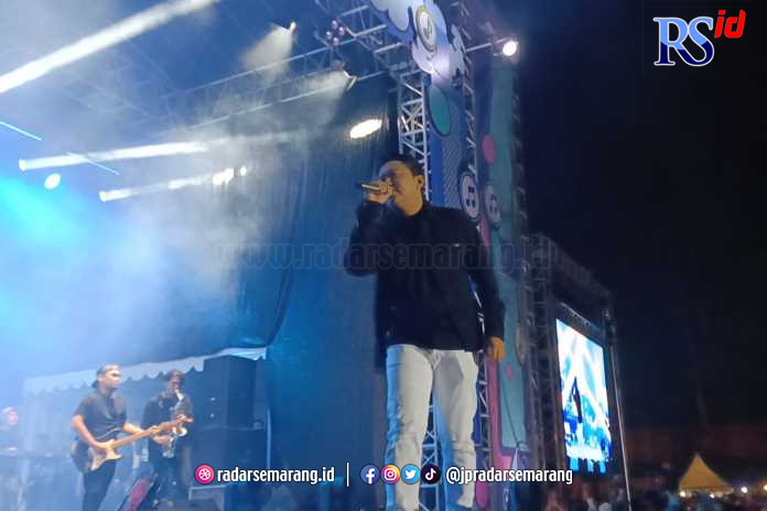 Denny Caknan saat membawakan lagu-lagu andalannya di Taman Rekreasi Kalianget Wonosobo Sabtu (28/5) malam. (Istimewa)