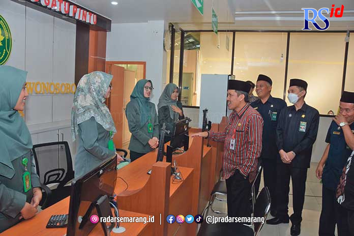 Bupati Wonosobo Afif Nurhidayat berbincang dengan pegawai Pengadilan Agama Kelas 1A Wonosobo di sela peluncuran Kerjasama Pohon Kaktus Teratai Selasa (16/5). (Istimewa)