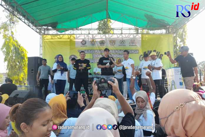 Bupati Kendal, Dico M Ganinduto saat sosialisasi gempur rokok ilegal di Stadion Utama Kebondalem, Minggu (28/5). (DEVI KHOFIFATUR RIZQI/ JAWA POS RADAR SEMARANG)