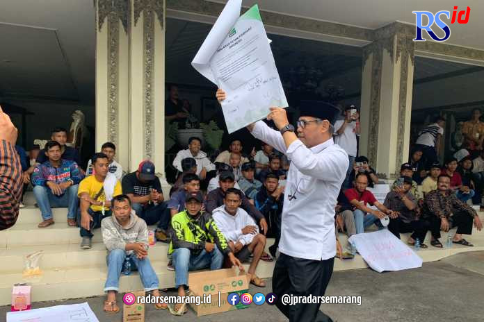 Bupati Temanggung M Al Khadziq menunjukkan tandatangan dukungannya terhadap penghapusan pasal 154 pada RUU Kesehatan di hadapan pateni tembakau Kamis (11/5). (ADDIN ALFATH/ JAWA POS RADAR SEMARANG)