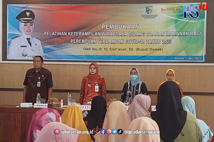 Kepala Dindagkop UKM Pemkab Demak, Drs Iskandar Zulkarnain, MM bersama Bupati Demak dr Hj Eistianah, SE menghadiri pelatihan keterampilan olahan makanan di Kecamatan Guntur. (Wahib Pribadi/Jawa Pos Radar Semarang)