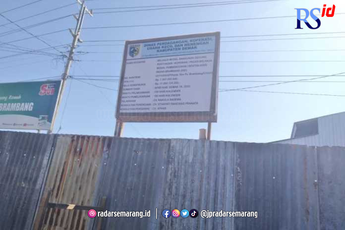 apan pengumuman terkait nama kontraktor pelaksana dan pagu anggaran pembangunan Pasar Brambang Karangawen senilai Rp 11 miliar lebih dipasang di lokasi pasar. (Wahib Pribadi/Jawa Pos Radar Semarang)