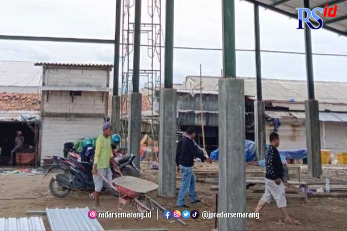 Area Pasar Sayung membutuhkan Kawasan parkir yang memadai untuk pedagang dan masyarakat yang berbelanja di pasar tradisional tersebut. (Wahib Pribadi/Jawa Pos Radar Semarang)