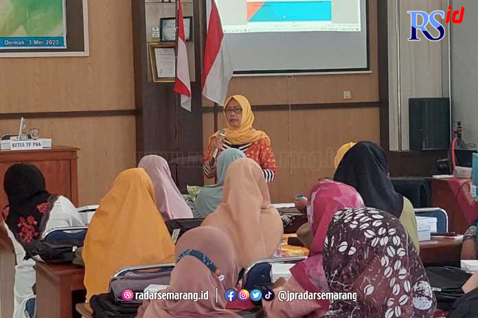 Kaum perempuan produktif mendapatkan pelatihan wirausaha dari Dindagkop UKM Pemkab Demak. (Wahib Pribadi/Jawa Pos Radar Semarang)