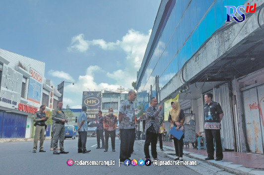 SEGERA DILELANG: Wali Kota Magelang dr Muchamad Nur Aziz meninjau kawasan Shopping Center di Jalan Tidar, kemarin (26/5).  (PUPUT PUSPITASARI/JAWA POS RADAR MAGELANG)