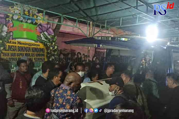 BERDUKA: Jenazah ABK saat tiba di rumah duka di Jalan Eboni, Perumahan Plamongan Indah, Pedurungan, tadi malam. (M HARIYANTO/JAWA POS RADAR SEMARANG)