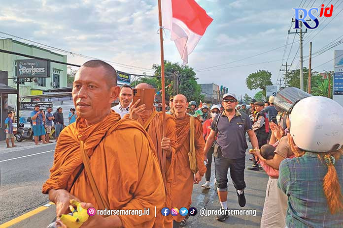 Para  biksu yang menjalan ritual thudong atau jalan kaki dari Thailand menuju Candi Borobudur  tiba di Kota Magelang disambut antusias warga, Selasa (30/5) sore. (ROFIK GP/JAWA POS RADAR SEMARANG)