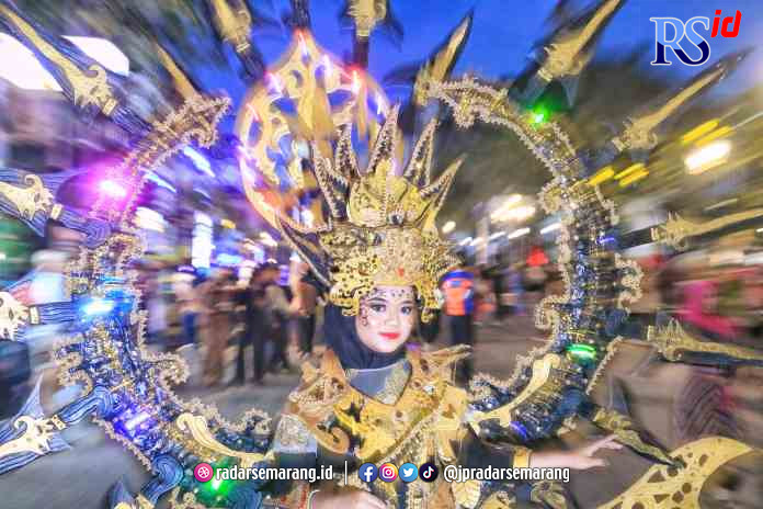 ATRAKTIF: Peserta Semarang Night Carnival (SNC) 2023 menunjukkan busana bertema Luxury saat tampil di Kawasan Kota Lama Semarang, tadi malam.  (NUR CHAMIM/JAWA POS RADAR SEMARANG)