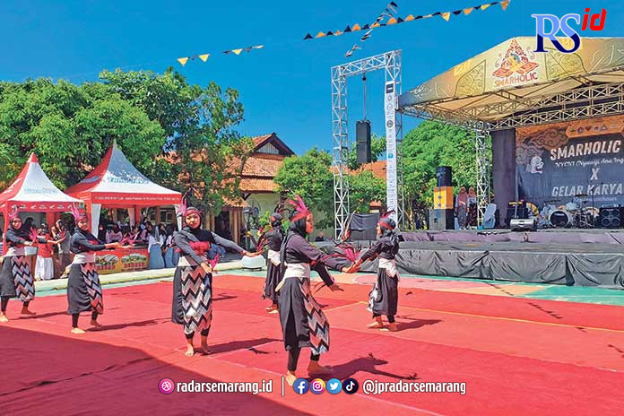 Penampilan tari oleh siswa SMAN 1 Ngluwar di halaman sekolah setempat, Rabu (17/5). (ROFIK SYARIF/JAWA POS RADAR SEMARANG)