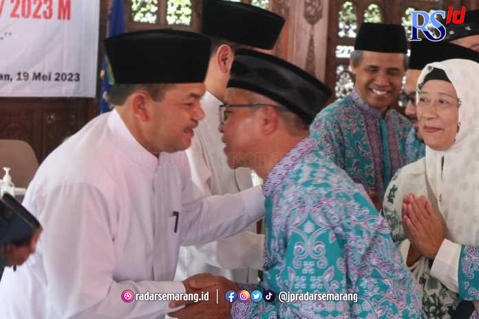 Bupati Semarang memberikan bendera dan bersalaman sebagai tanda pelepasan calon haji Kabupaten Semarang. (NURFAIK NABHAN/Jawa Pos Radar Semarang)