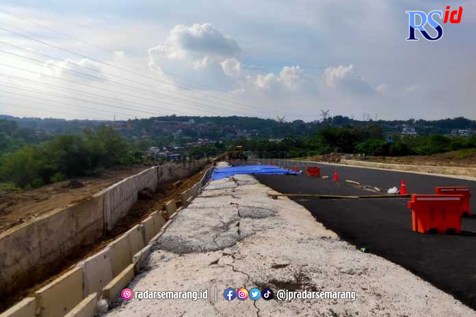 Kondisi Jalan Alternatif Jangli ke Undip mengalami keretakan dan amblas.(M IQBAL AMAR/JAWA POS RADAR SEMARANG)