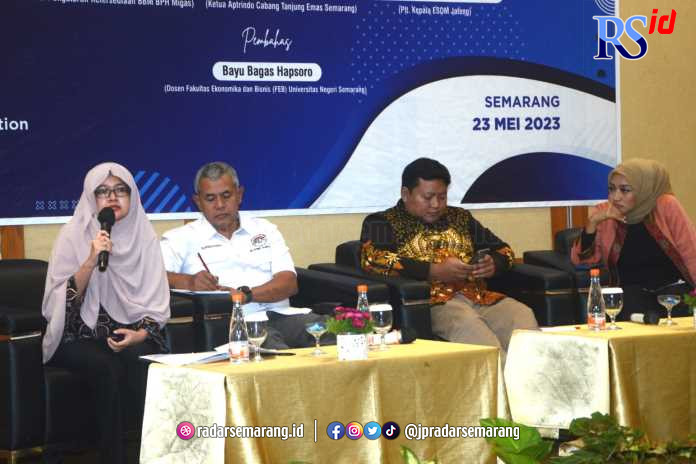 Analis Pengembangan Energi ESDM Jateng Ninditya (kiri) saat FGD Menjaga Ketepatan Solar Subsidi dan Urgensinya agar tepat sasaran. (KHAFIFAH ARINI PUTRI/JAWA POS RADAR SEMARANG)