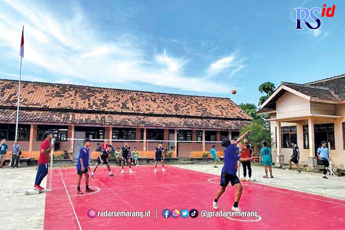 Halaman SD N 2 Jungsemi menjadi salah satu lokasi untuk latihan rutin. (Istimewa)