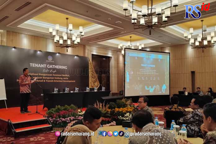 Direktur Utama PT Kawasan Industri Terpadu Batang (KITB) Ngurah Wirawan saat memberikan sambutan dalam Tenant Gathering KITB di Hotel Tentrem. (RIYAN FADLI/JAWA POS RADAR SEMARANG)