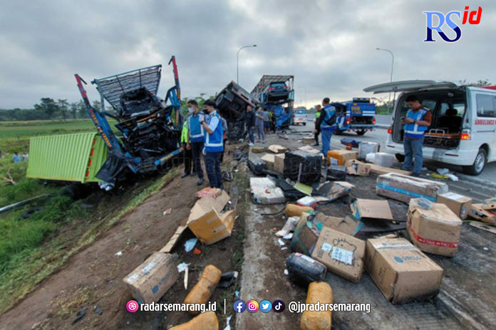 Kendaraan yang terlibat kecelakaan di tol Semarang-Solo, tepatnya di KM 487 +600, Desa/Kecamatan Teras, Kabupaten Boyolali, Jumat (14/4). Kecelakaan mengakibatkan delapan korban meninggal. (RAGIL LISTIYO/RADAR SOLO)