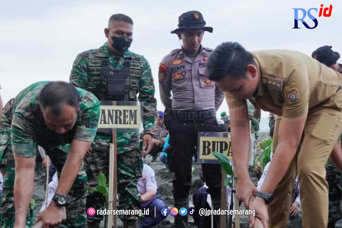 Bupati Kendal Dico M Gunandito saat menanam pohon mangrove di Pantai Ngebum, Kaliwungu. (Istimewa)