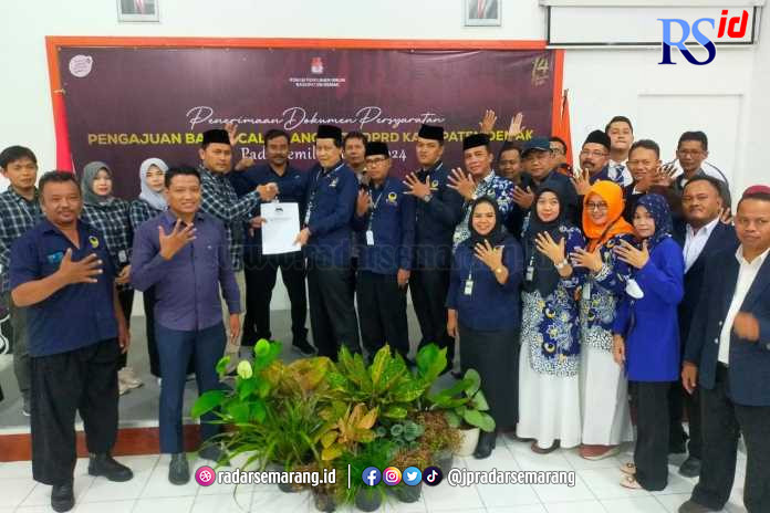 Ketua DPD Nasdem Demak, Budi Ahmadi menerima berkas hasil pendaftaran bakal caleg dari Ketua KPU Bambang Setyabudi. (Wahib Pribadi/Jawa Pos Radar Semarang)