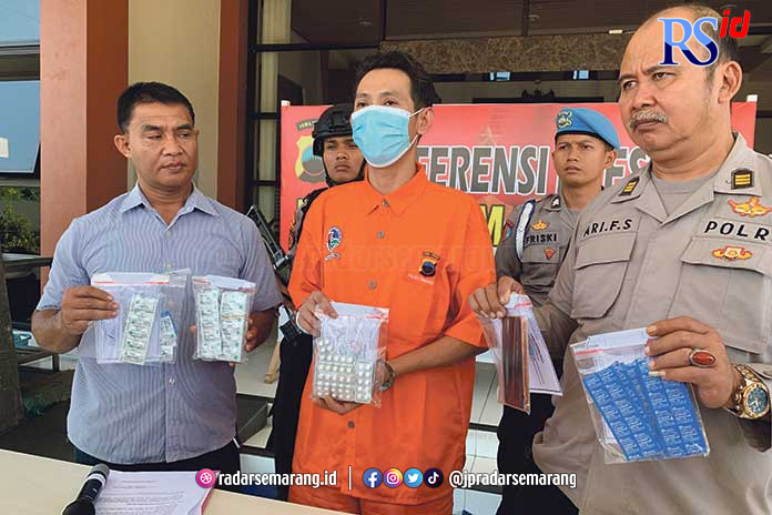 TYS saat memberikan keterangan dalam gelar perkara kasus pengedar obat terlarang di halaman depan Polres Temanggung. (ADDIN ALFATH/ JAWA POS RADAR SEMARANG)