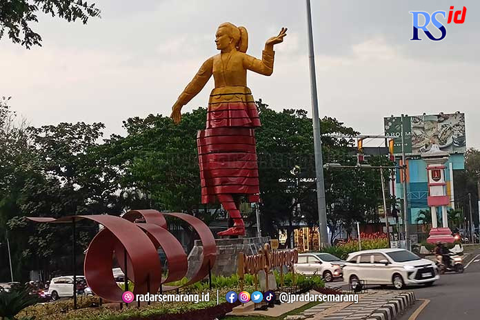 Patung Penari Semarangan di Simpang Kaliwiru Semarang siap diresmikan dalam waktu dekat. (ADENNYAR WYCAKSONO/JAWA POS RADAR SEMARANG)