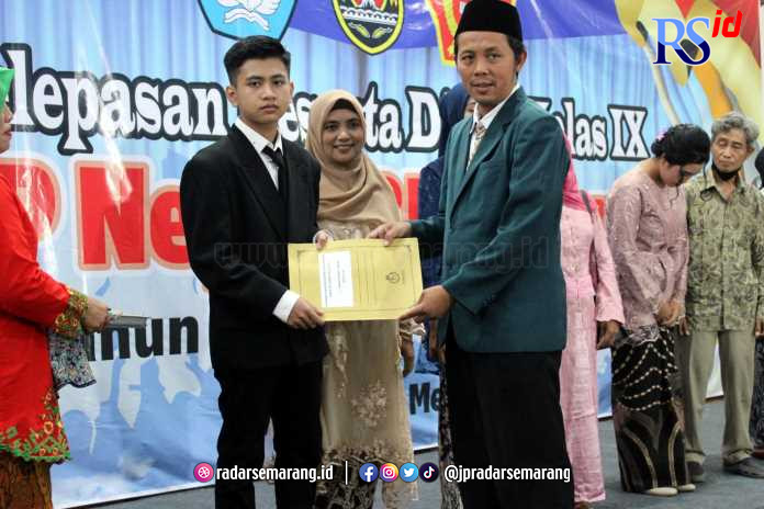 Kepala SMPN 35 Muslimin menyerahkan penghargaan kepada salah satu siswa berprestasi dalam acara seremonial pelepasan siswa kelas IX usai menempuh pendidikan. (Istimewa)
